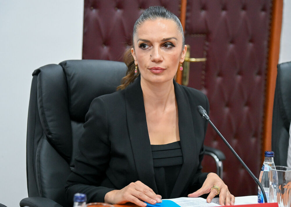 <p>U Ustavnom sudu Crne Gore u toku je javna rasprava o tome da li država može usloviti boravak djeteta u vrtiću obaveznom vakcinacijom, odnosno da li je takva mjera opravdana zaštitom javnog zdravlja ili predstavlja zadiranje u prava djeteta i roditelja</p>  <p>Tok rasprave pratite u blogu uživo na Portalu Vijesti. Raspravu možete uživo gledati na Televiziji Vijesti</p>