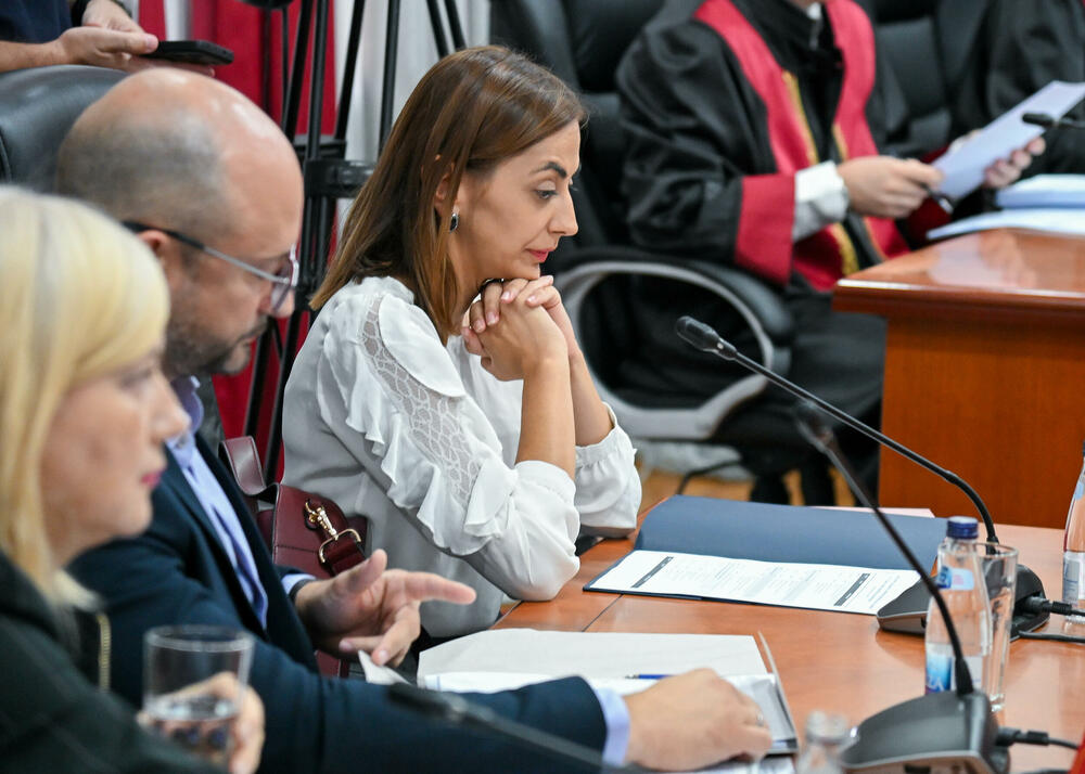 <p>U Ustavnom sudu Crne Gore u toku je javna rasprava o tome da li država može usloviti boravak djeteta u vrtiću obaveznom vakcinacijom, odnosno da li je takva mjera opravdana zaštitom javnog zdravlja ili predstavlja zadiranje u prava djeteta i roditelja</p>  <p>Tok rasprave pratite u blogu uživo na Portalu Vijesti. Raspravu možete uživo gledati na Televiziji Vijesti</p>