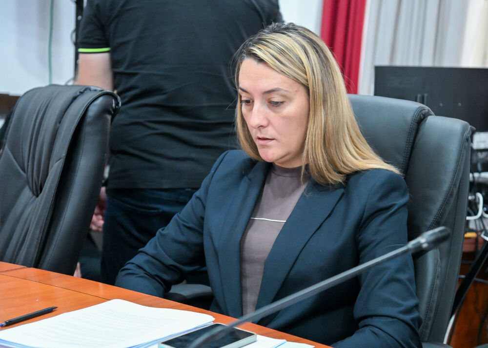 <p>U Ustavnom sudu Crne Gore u toku je javna rasprava o tome da li država može usloviti boravak djeteta u vrtiću obaveznom vakcinacijom, odnosno da li je takva mjera opravdana zaštitom javnog zdravlja ili predstavlja zadiranje u prava djeteta i roditelja</p>  <p>Tok rasprave pratite u blogu uživo na Portalu Vijesti. Raspravu možete uživo gledati na Televiziji Vijesti</p>