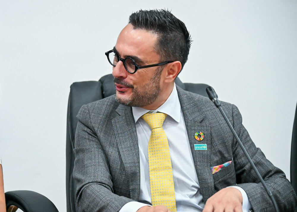 <p>U Ustavnom sudu Crne Gore u toku je javna rasprava o tome da li država može usloviti boravak djeteta u vrtiću obaveznom vakcinacijom, odnosno da li je takva mjera opravdana zaštitom javnog zdravlja ili predstavlja zadiranje u prava djeteta i roditelja</p>  <p>Tok rasprave pratite u blogu uživo na Portalu Vijesti. Raspravu možete uživo gledati na Televiziji Vijesti</p>