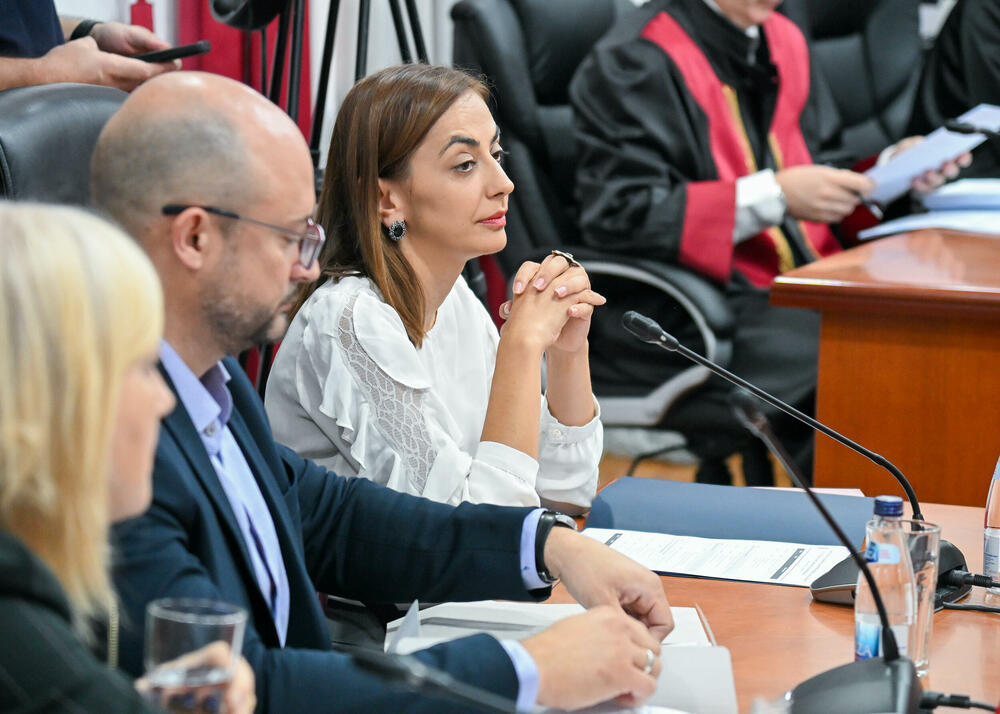<p>U Ustavnom sudu Crne Gore u toku je javna rasprava o tome da li država može usloviti boravak djeteta u vrtiću obaveznom vakcinacijom, odnosno da li je takva mjera opravdana zaštitom javnog zdravlja ili predstavlja zadiranje u prava djeteta i roditelja</p>  <p>Tok rasprave pratite u blogu uživo na Portalu Vijesti. Raspravu možete uživo gledati na Televiziji Vijesti</p>