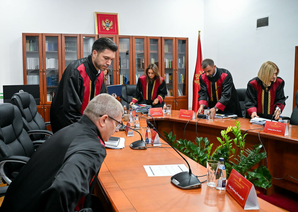 <p>U Ustavnom sudu Crne Gore u toku je javna rasprava o tome da li država može usloviti boravak djeteta u vrtiću obaveznom vakcinacijom, odnosno da li je takva mjera opravdana zaštitom javnog zdravlja ili predstavlja zadiranje u prava djeteta i roditelja</p>  <p>Tok rasprave pratite u blogu uživo na Portalu Vijesti. Raspravu možete uživo gledati na Televiziji Vijesti</p>