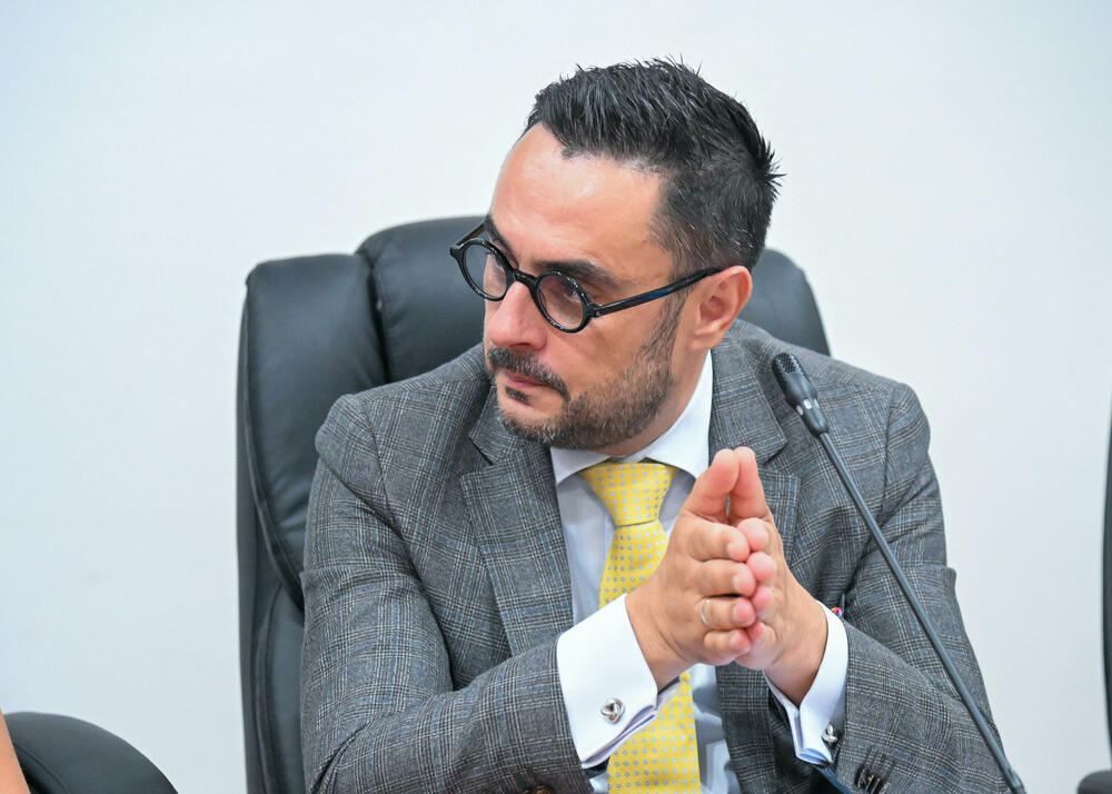 <p>U Ustavnom sudu Crne Gore u toku je javna rasprava o tome da li država može usloviti boravak djeteta u vrtiću obaveznom vakcinacijom, odnosno da li je takva mjera opravdana zaštitom javnog zdravlja ili predstavlja zadiranje u prava djeteta i roditelja</p>  <p>Tok rasprave pratite u blogu uživo na Portalu Vijesti. Raspravu možete uživo gledati na Televiziji Vijesti</p>