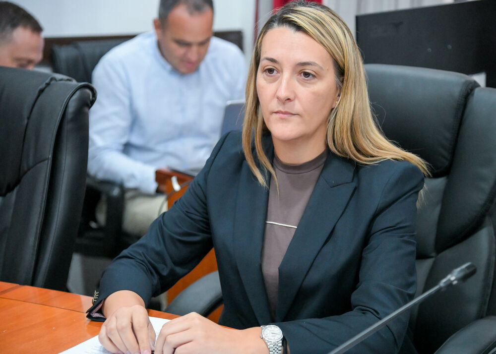 <p>U Ustavnom sudu Crne Gore u toku je javna rasprava o tome da li država može usloviti boravak djeteta u vrtiću obaveznom vakcinacijom, odnosno da li je takva mjera opravdana zaštitom javnog zdravlja ili predstavlja zadiranje u prava djeteta i roditelja</p>  <p>Tok rasprave pratite u blogu uživo na Portalu Vijesti. Raspravu možete uživo gledati na Televiziji Vijesti</p>
