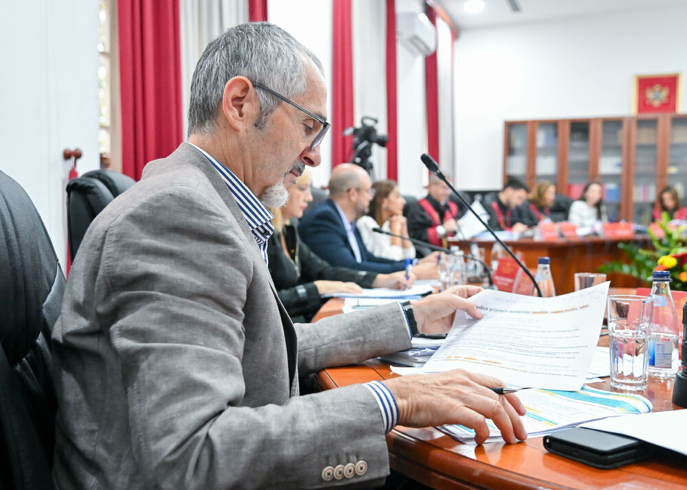 <p>U Ustavnom sudu Crne Gore u toku je javna rasprava o tome da li država može usloviti boravak djeteta u vrtiću obaveznom vakcinacijom, odnosno da li je takva mjera opravdana zaštitom javnog zdravlja ili predstavlja zadiranje u prava djeteta i roditelja</p>  <p>Tok rasprave pratite u blogu uživo na Portalu Vijesti. Raspravu možete uživo gledati na Televiziji Vijesti</p>
