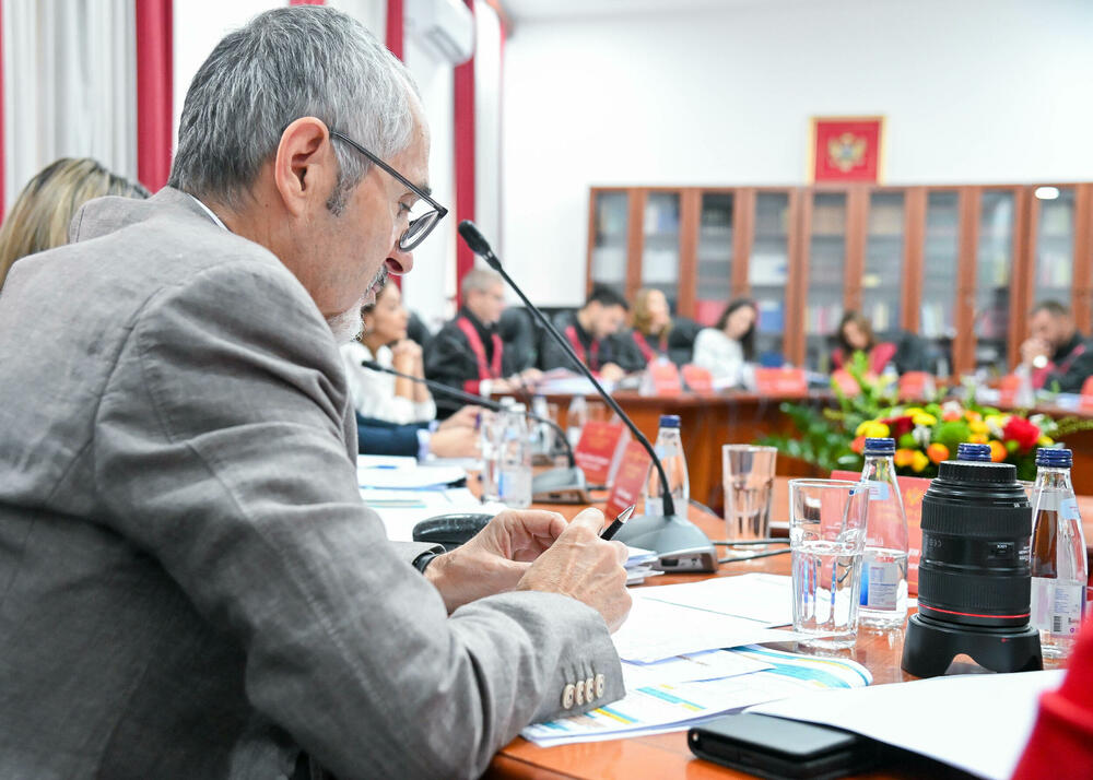 <p>U Ustavnom sudu Crne Gore u toku je javna rasprava o tome da li država može usloviti boravak djeteta u vrtiću obaveznom vakcinacijom, odnosno da li je takva mjera opravdana zaštitom javnog zdravlja ili predstavlja zadiranje u prava djeteta i roditelja</p>  <p>Tok rasprave pratite u blogu uživo na Portalu Vijesti. Raspravu možete uživo gledati na Televiziji Vijesti</p>