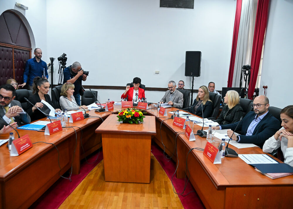 <p>U Ustavnom sudu Crne Gore u toku je javna rasprava o tome da li država može usloviti boravak djeteta u vrtiću obaveznom vakcinacijom, odnosno da li je takva mjera opravdana zaštitom javnog zdravlja ili predstavlja zadiranje u prava djeteta i roditelja</p>  <p>Tok rasprave pratite u blogu uživo na Portalu Vijesti. Raspravu možete uživo gledati na Televiziji Vijesti</p>