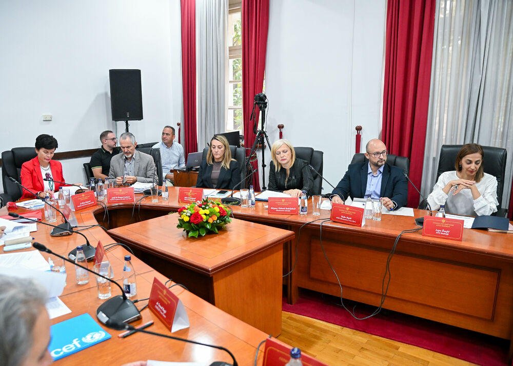 <p>U Ustavnom sudu Crne Gore u toku je javna rasprava o tome da li država može usloviti boravak djeteta u vrtiću obaveznom vakcinacijom, odnosno da li je takva mjera opravdana zaštitom javnog zdravlja ili predstavlja zadiranje u prava djeteta i roditelja</p>  <p>Tok rasprave pratite u blogu uživo na Portalu Vijesti. Raspravu možete uživo gledati na Televiziji Vijesti</p>