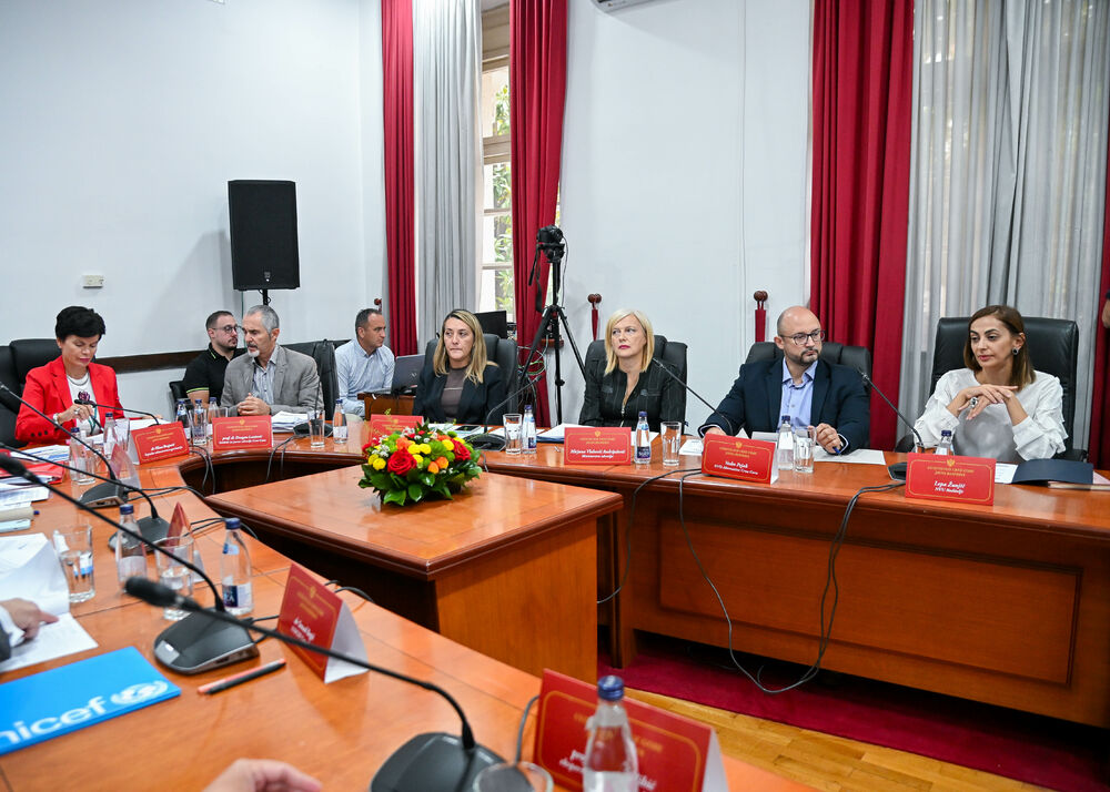 <p>U Ustavnom sudu Crne Gore u toku je javna rasprava o tome da li država može usloviti boravak djeteta u vrtiću obaveznom vakcinacijom, odnosno da li je takva mjera opravdana zaštitom javnog zdravlja ili predstavlja zadiranje u prava djeteta i roditelja</p>  <p>Tok rasprave pratite u blogu uživo na Portalu Vijesti. Raspravu možete uživo gledati na Televiziji Vijesti</p>
