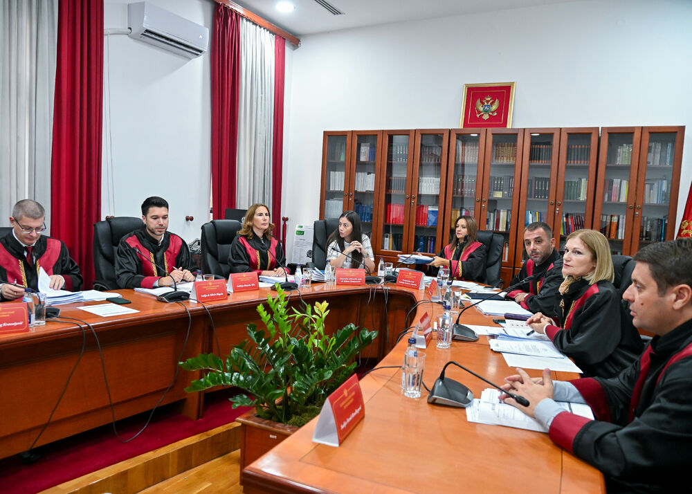 <p>U Ustavnom sudu Crne Gore u toku je javna rasprava o tome da li država može usloviti boravak djeteta u vrtiću obaveznom vakcinacijom, odnosno da li je takva mjera opravdana zaštitom javnog zdravlja ili predstavlja zadiranje u prava djeteta i roditelja</p>  <p>Tok rasprave pratite u blogu uživo na Portalu Vijesti. Raspravu možete uživo gledati na Televiziji Vijesti</p>