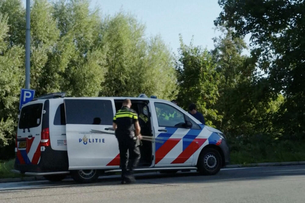Policajac odnosi predmete nakon što je sumnja na sabotažu dovela do poremećaja željezničkog saobraćaja, na nepoznatoj lokaciji u Nizozemskoj, Foto: Reuters