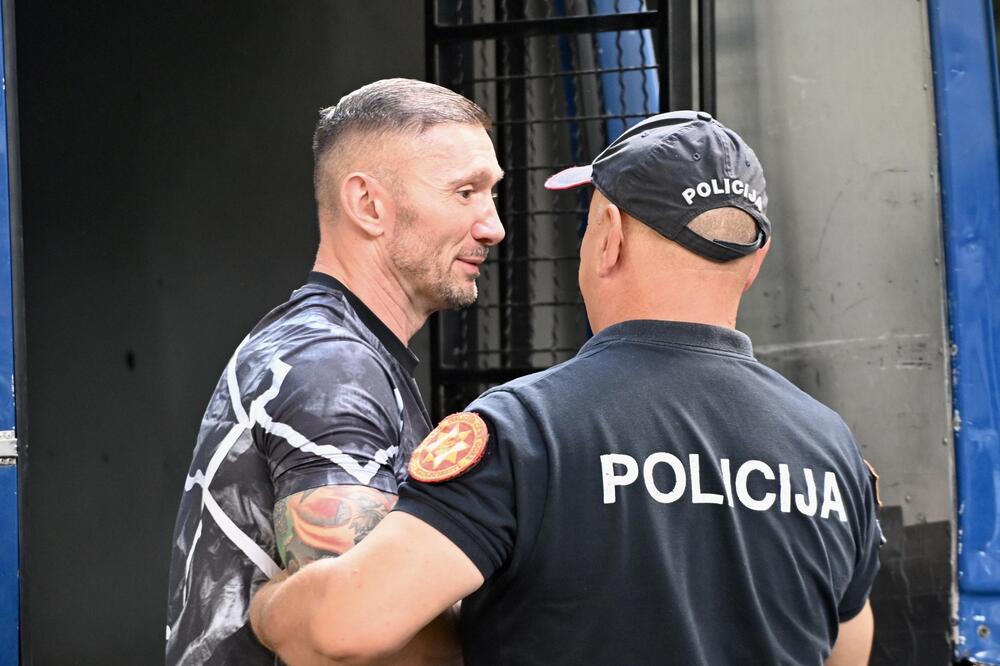 Vladimir Bajčetu dovode u zgradu Višeg suda, Foto: Risto Božović