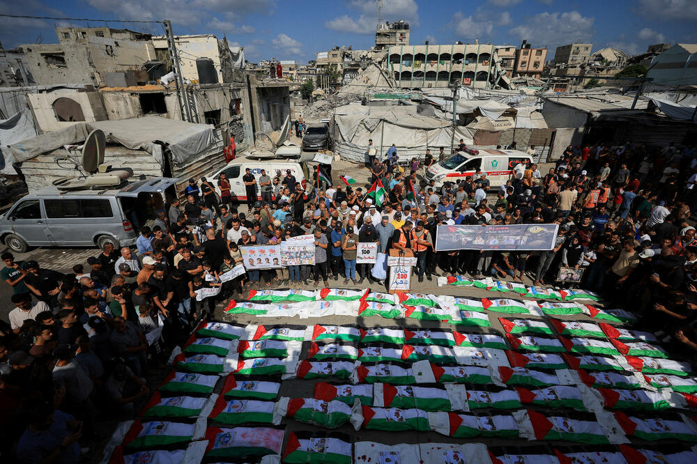 Masovna sahrana članova pet palestinskih porodica čiji su posmrtni ostaci izvučeni iz ruševina u gradu Gaza, Foto: Reuters