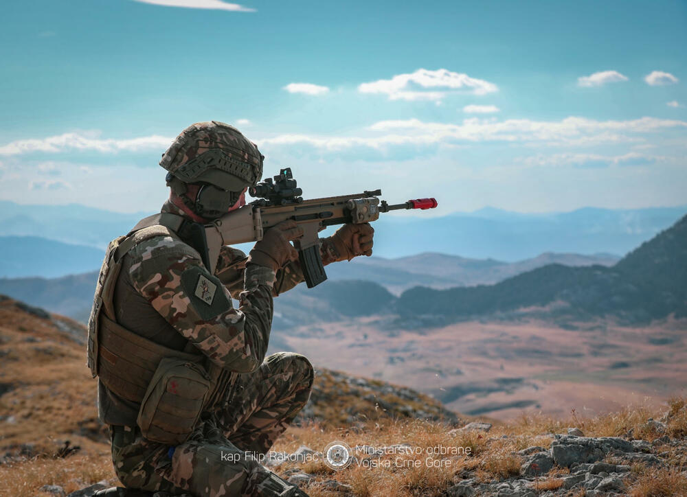 <p>Vježba "Common Challenge 26" predstavlja najveću međunarodnu vježbu na teritoriji Crne Gore, koja je okupila više od 500 pripadnika VCG, Nacionalne garde američke savezne države Mejn, te oružanih snaga Španije, Austrije, Sjeverne Makedonije i Slovenije<br /> </p>