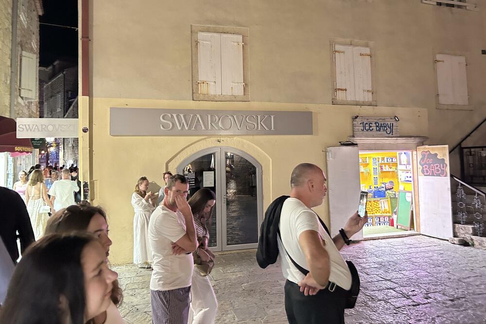 Sporna reklama u Starom gradu, Foto: Vuk Lajović