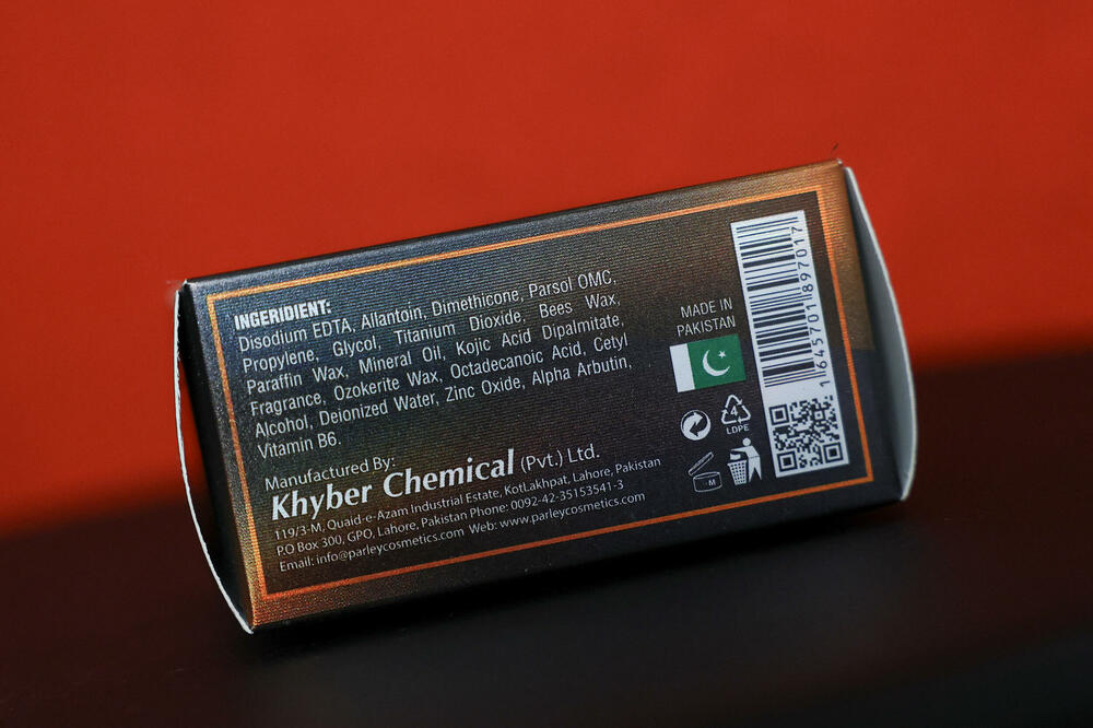 <p>Rojters je utvrdio da je, zaključno sa 1. septembrom, više od 20 proizvoda sa lista zabranjenih proizvoda bilo dostupno kupcima na američkim platformama za elektronsku trgovinu Amazon, Temu i TikTok, kao i na Amazonovim platformama za prodavce trećih strana u Francuskoj, Indiji, Ujedinjenim Arapskim Emiratima i Belgiji</p>