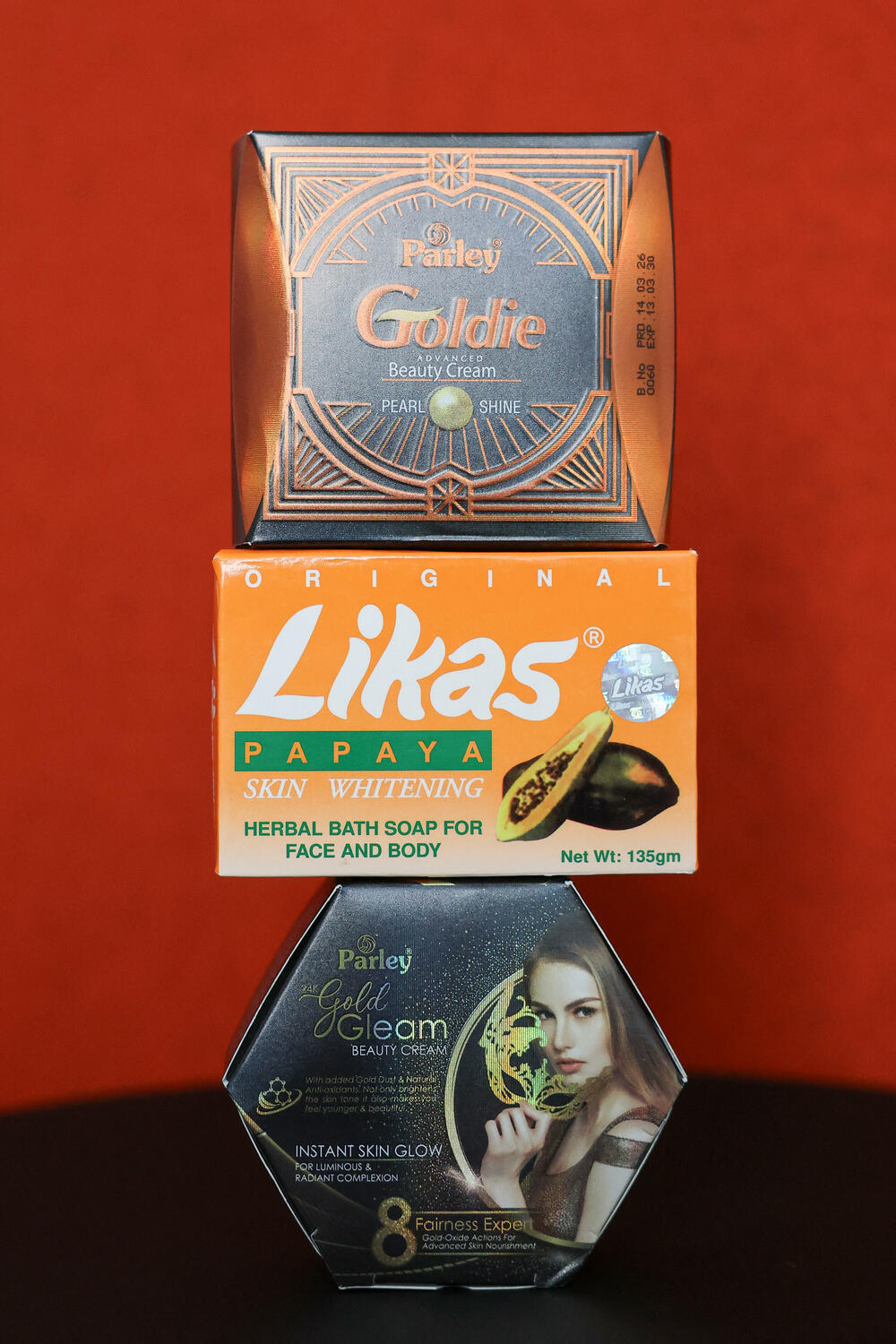 <p>Rojters je utvrdio da je, zaključno sa 1. septembrom, više od 20 proizvoda sa lista zabranjenih proizvoda bilo dostupno kupcima na američkim platformama za elektronsku trgovinu Amazon, Temu i TikTok, kao i na Amazonovim platformama za prodavce trećih strana u Francuskoj, Indiji, Ujedinjenim Arapskim Emiratima i Belgiji</p>