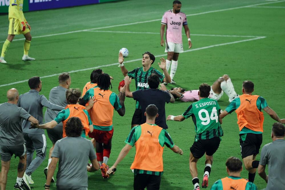 Scena za nezaborav: Vasilije Adžić se ne raduje golu protiv Juventusa, saigrači u ekstazi, Foto: U.S. Sassuolo
