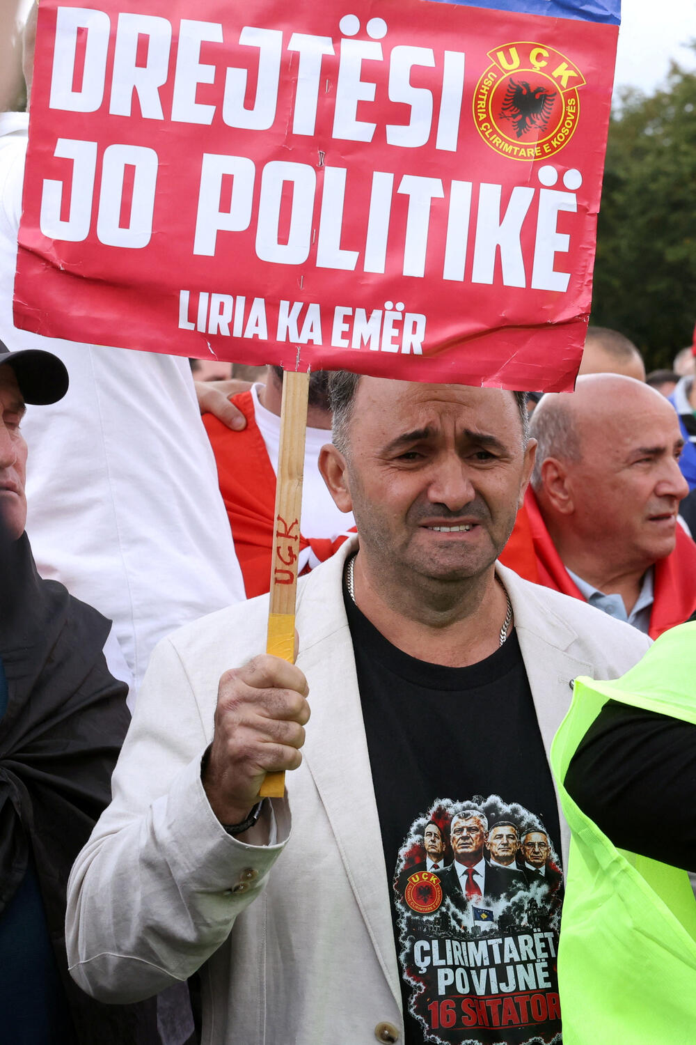 <p>N1 prenosi da je presuda Hašimu Tačiju i još trojici bivših komandanata OVK rasplakala pristalice OVK koje su se okupile na trgu u Prištini</p>
