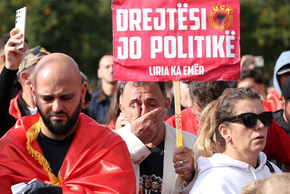 <p>N1 prenosi da je presuda Hašimu Tačiju i još trojici bivših komandanata OVK rasplakala pristalice OVK koje su se okupile na trgu u Prištini</p>