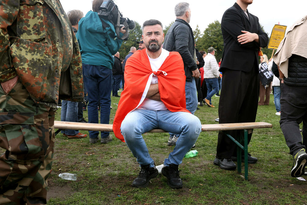 <p>N1 prenosi da je presuda Hašimu Tačiju i još trojici bivših komandanata OVK rasplakala pristalice OVK koje su se okupile na trgu u Prištini</p>