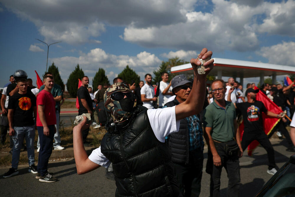 <p>Na fotografijama koje je objavio Rojters vidi se da je došlo i do naguravanja demonstranata sa policijom</p>