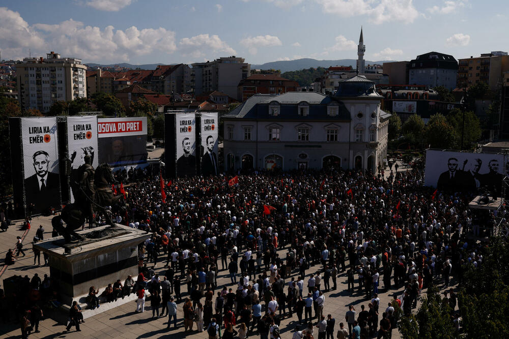 <p>Na fotografijama koje je objavio Rojters vidi se da je došlo i do naguravanja demonstranata sa policijom</p>