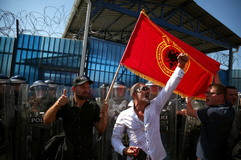 <p>Na fotografijama koje je objavio Rojters vidi se da je došlo i do naguravanja demonstranata sa policijom</p>