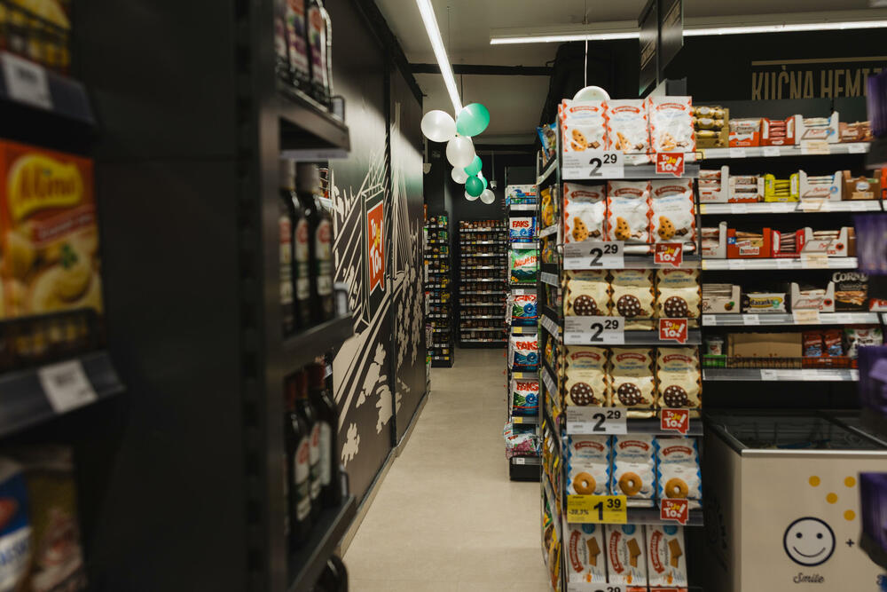 <p>Na površini od oko 500m2 otvorena je nova Aroma, na mjestu dosadašnjeg City marketa, u Bulevaru Pera Ćetkovića 159 na Starom Aerodromu. Dobro poznata lokacija sada donosi novi format prodavnice, savremeniji ambijent, unaprijeđen asortiman i sadržaje prilagođene savremenim potrebama potrošača.</p>