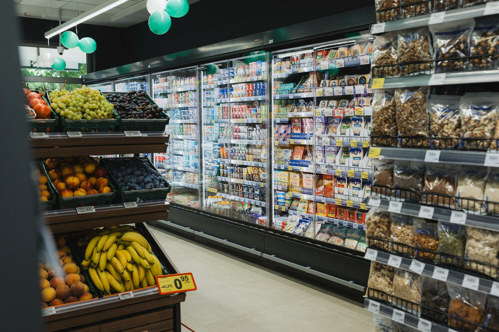 <p>Na površini od oko 500m2 otvorena je nova Aroma, na mjestu dosadašnjeg City marketa, u Bulevaru Pera Ćetkovića 159 na Starom Aerodromu. Dobro poznata lokacija sada donosi novi format prodavnice, savremeniji ambijent, unaprijeđen asortiman i sadržaje prilagođene savremenim potrebama potrošača.</p>