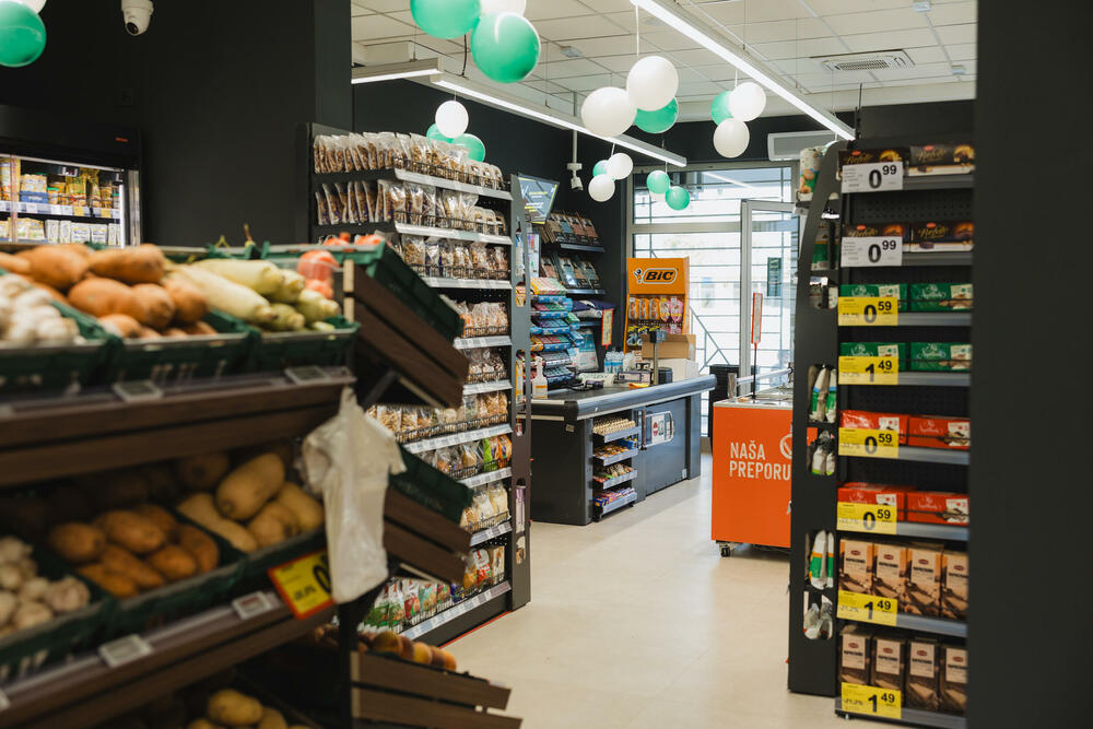<p>Na površini od oko 500m2 otvorena je nova Aroma, na mjestu dosadašnjeg City marketa, u Bulevaru Pera Ćetkovića 159 na Starom Aerodromu. Dobro poznata lokacija sada donosi novi format prodavnice, savremeniji ambijent, unaprijeđen asortiman i sadržaje prilagođene savremenim potrebama potrošača.</p>