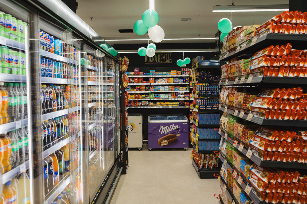 <p>Na površini od oko 500m2 otvorena je nova Aroma, na mjestu dosadašnjeg City marketa, u Bulevaru Pera Ćetkovića 159 na Starom Aerodromu. Dobro poznata lokacija sada donosi novi format prodavnice, savremeniji ambijent, unaprijeđen asortiman i sadržaje prilagođene savremenim potrebama potrošača.</p>