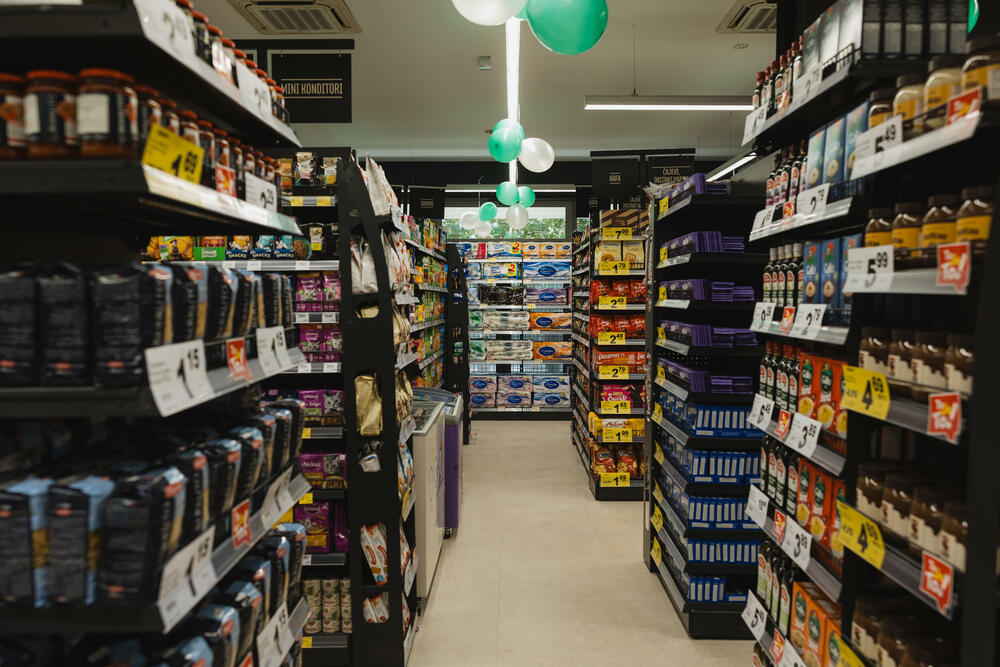 <p>Na površini od oko 500m2 otvorena je nova Aroma, na mjestu dosadašnjeg City marketa, u Bulevaru Pera Ćetkovića 159 na Starom Aerodromu. Dobro poznata lokacija sada donosi novi format prodavnice, savremeniji ambijent, unaprijeđen asortiman i sadržaje prilagođene savremenim potrebama potrošača.</p>