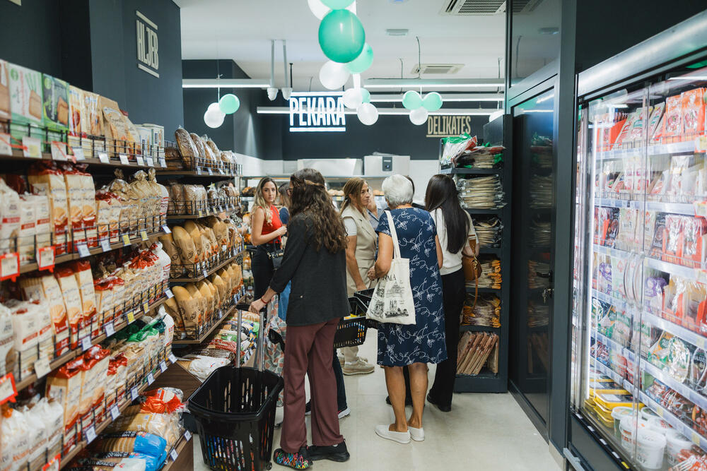 <p>Na površini od oko 500m2 otvorena je nova Aroma, na mjestu dosadašnjeg City marketa, u Bulevaru Pera Ćetkovića 159 na Starom Aerodromu. Dobro poznata lokacija sada donosi novi format prodavnice, savremeniji ambijent, unaprijeđen asortiman i sadržaje prilagođene savremenim potrebama potrošača.</p>