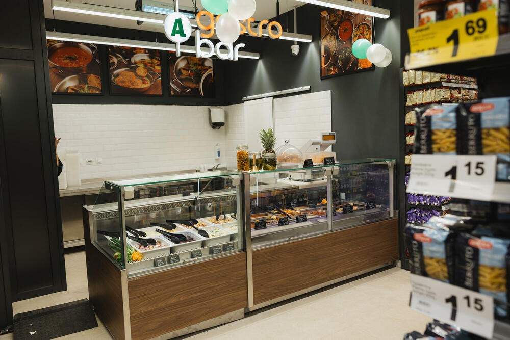 <p>Na površini od oko 500m2 otvorena je nova Aroma, na mjestu dosadašnjeg City marketa, u Bulevaru Pera Ćetkovića 159 na Starom Aerodromu. Dobro poznata lokacija sada donosi novi format prodavnice, savremeniji ambijent, unaprijeđen asortiman i sadržaje prilagođene savremenim potrebama potrošača.</p>