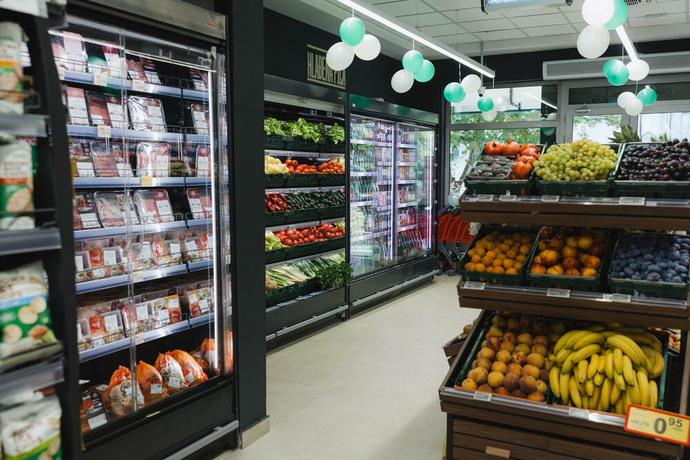 <p>Na površini od oko 500m2 otvorena je nova Aroma, na mjestu dosadašnjeg City marketa, u Bulevaru Pera Ćetkovića 159 na Starom Aerodromu. Dobro poznata lokacija sada donosi novi format prodavnice, savremeniji ambijent, unaprijeđen asortiman i sadržaje prilagođene savremenim potrebama potrošača.</p>