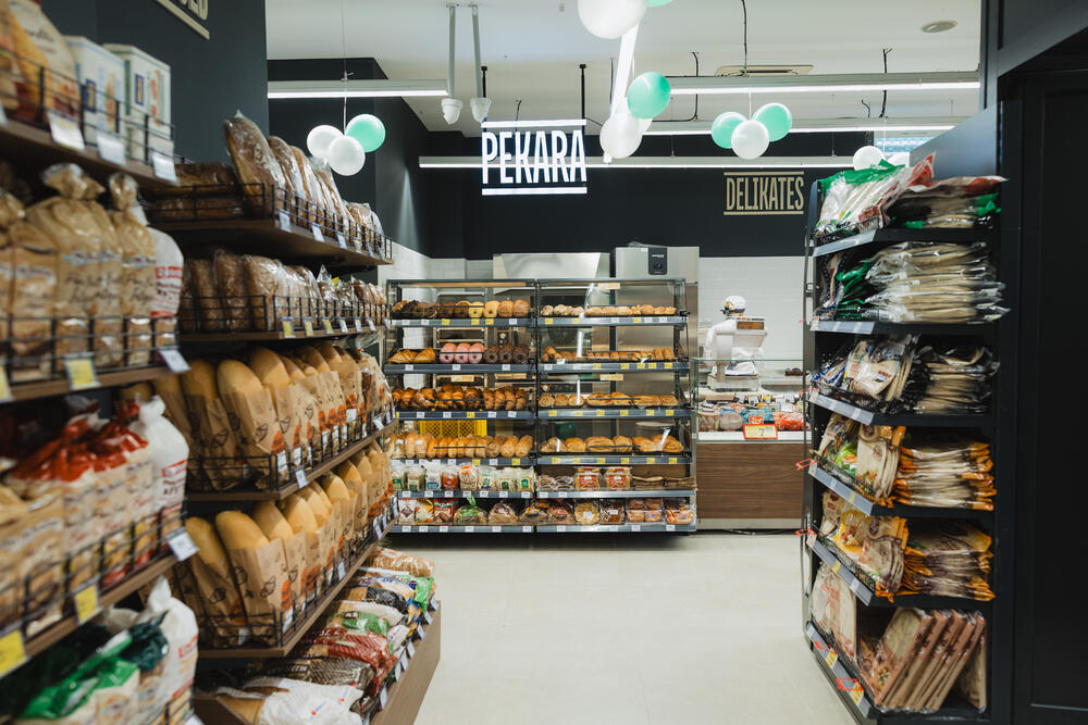 <p>Na površini od oko 500m2 otvorena je nova Aroma, na mjestu dosadašnjeg City marketa, u Bulevaru Pera Ćetkovića 159 na Starom Aerodromu. Dobro poznata lokacija sada donosi novi format prodavnice, savremeniji ambijent, unaprijeđen asortiman i sadržaje prilagođene savremenim potrebama potrošača.</p>