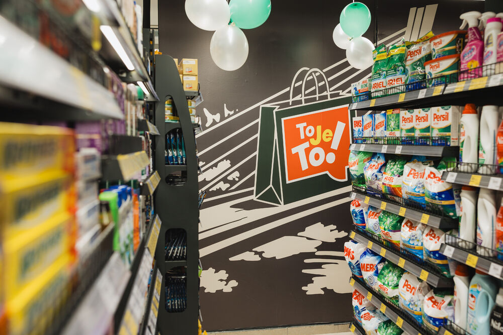 <p>Na površini od oko 500m2 otvorena je nova Aroma, na mjestu dosadašnjeg City marketa, u Bulevaru Pera Ćetkovića 159 na Starom Aerodromu. Dobro poznata lokacija sada donosi novi format prodavnice, savremeniji ambijent, unaprijeđen asortiman i sadržaje prilagođene savremenim potrebama potrošača.</p>