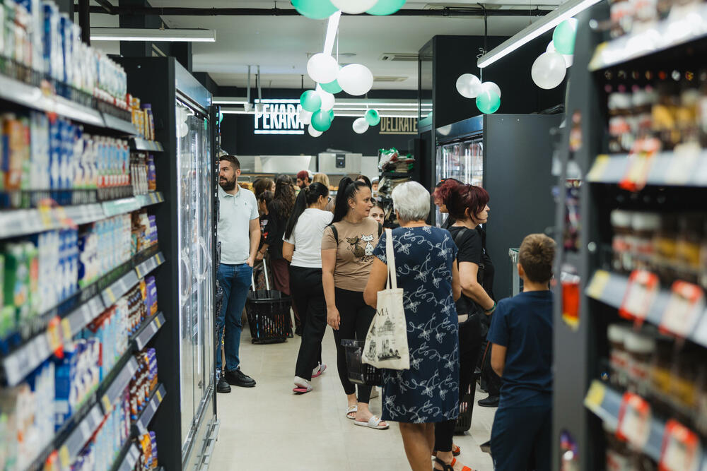 <p>Na površini od oko 500m2 otvorena je nova Aroma, na mjestu dosadašnjeg City marketa, u Bulevaru Pera Ćetkovića 159 na Starom Aerodromu. Dobro poznata lokacija sada donosi novi format prodavnice, savremeniji ambijent, unaprijeđen asortiman i sadržaje prilagođene savremenim potrebama potrošača.</p>