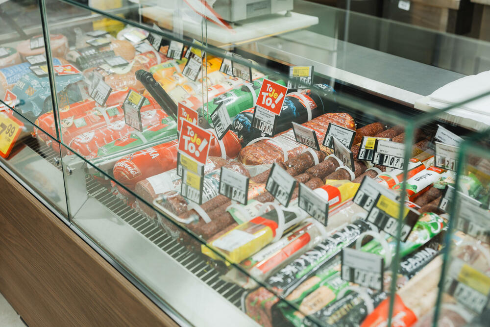 <p>Na površini od oko 500m2 otvorena je nova Aroma, na mjestu dosadašnjeg City marketa, u Bulevaru Pera Ćetkovića 159 na Starom Aerodromu. Dobro poznata lokacija sada donosi novi format prodavnice, savremeniji ambijent, unaprijeđen asortiman i sadržaje prilagođene savremenim potrebama potrošača.</p>