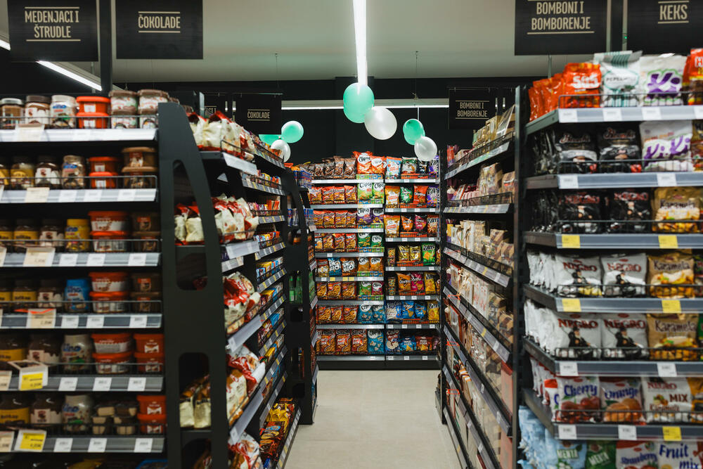 <p>Na površini od oko 500m2 otvorena je nova Aroma, na mjestu dosadašnjeg City marketa, u Bulevaru Pera Ćetkovića 159 na Starom Aerodromu. Dobro poznata lokacija sada donosi novi format prodavnice, savremeniji ambijent, unaprijeđen asortiman i sadržaje prilagođene savremenim potrebama potrošača.</p>