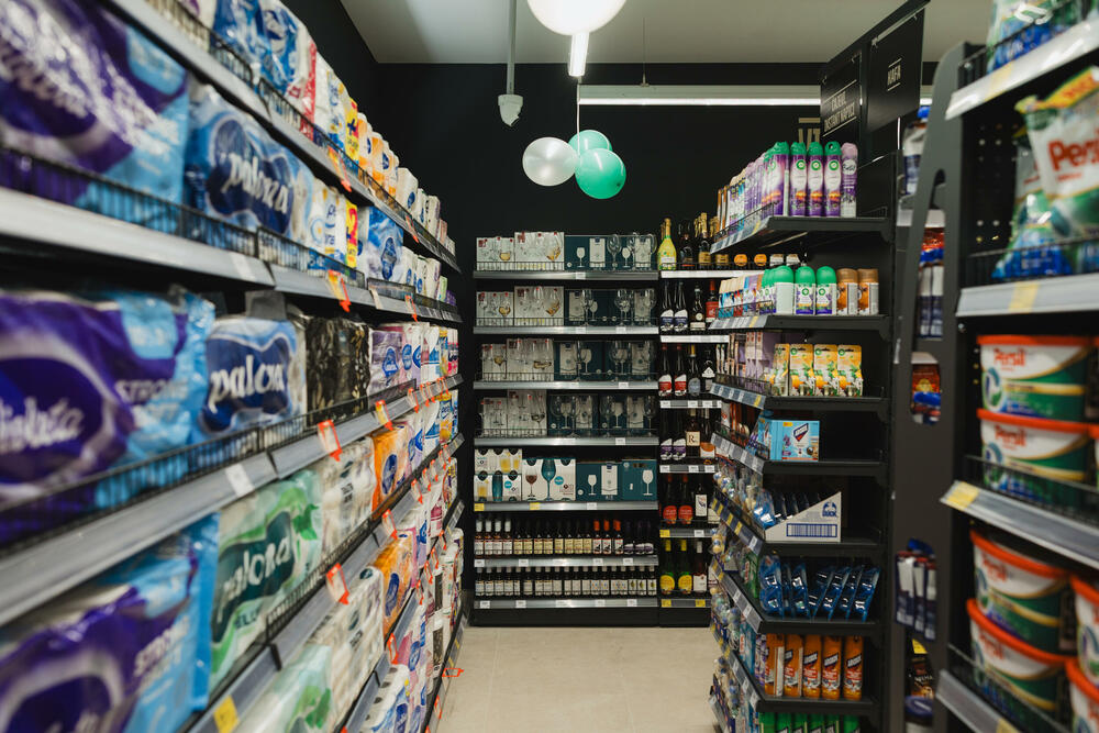 <p>Na površini od oko 500m2 otvorena je nova Aroma, na mjestu dosadašnjeg City marketa, u Bulevaru Pera Ćetkovića 159 na Starom Aerodromu. Dobro poznata lokacija sada donosi novi format prodavnice, savremeniji ambijent, unaprijeđen asortiman i sadržaje prilagođene savremenim potrebama potrošača.</p>
