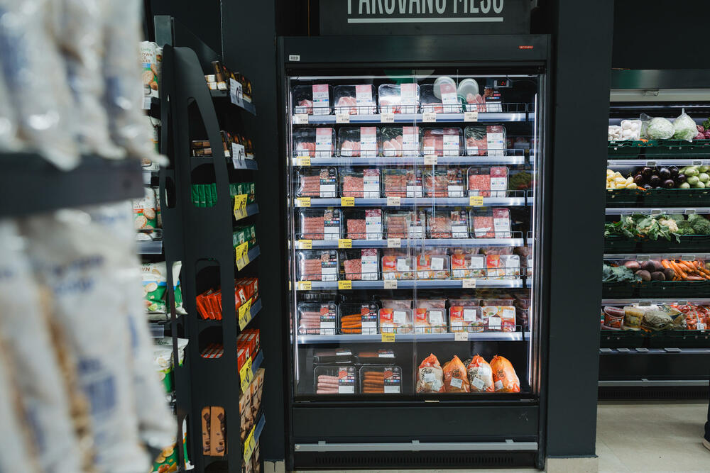 <p>Na površini od oko 500m2 otvorena je nova Aroma, na mjestu dosadašnjeg City marketa, u Bulevaru Pera Ćetkovića 159 na Starom Aerodromu. Dobro poznata lokacija sada donosi novi format prodavnice, savremeniji ambijent, unaprijeđen asortiman i sadržaje prilagođene savremenim potrebama potrošača.</p>