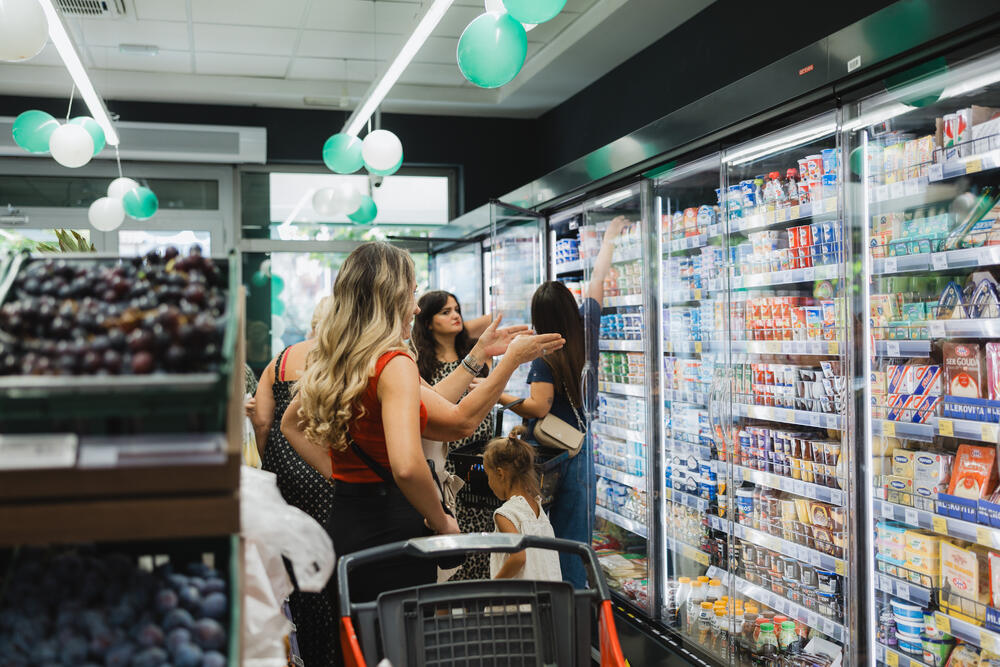 <p>Na površini od oko 500m2 otvorena je nova Aroma, na mjestu dosadašnjeg City marketa, u Bulevaru Pera Ćetkovića 159 na Starom Aerodromu. Dobro poznata lokacija sada donosi novi format prodavnice, savremeniji ambijent, unaprijeđen asortiman i sadržaje prilagođene savremenim potrebama potrošača.</p>