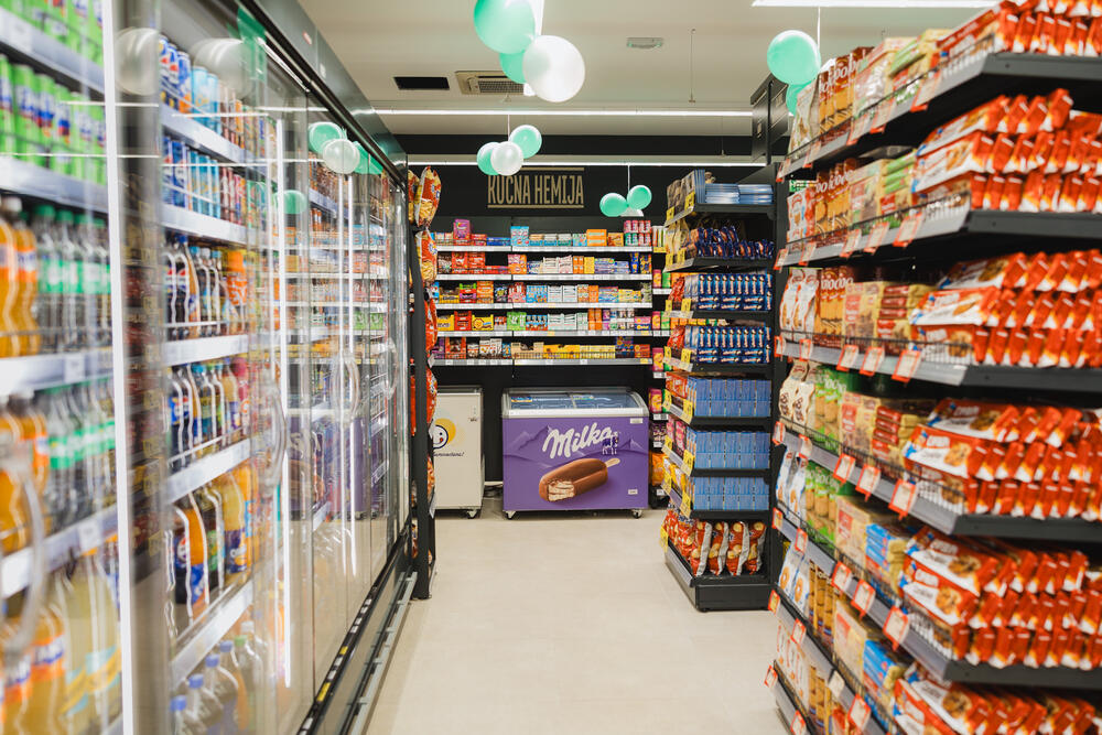 <p>Na površini od oko 500m2 otvorena je nova Aroma, na mjestu dosadašnjeg City marketa, u Bulevaru Pera Ćetkovića 159 na Starom Aerodromu. Dobro poznata lokacija sada donosi novi format prodavnice, savremeniji ambijent, unaprijeđen asortiman i sadržaje prilagođene savremenim potrebama potrošača.</p>