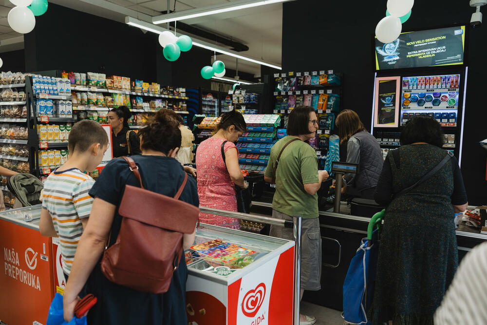 <p>Na površini od oko 500m2 otvorena je nova Aroma, na mjestu dosadašnjeg City marketa, u Bulevaru Pera Ćetkovića 159 na Starom Aerodromu. Dobro poznata lokacija sada donosi novi format prodavnice, savremeniji ambijent, unaprijeđen asortiman i sadržaje prilagođene savremenim potrebama potrošača.</p>