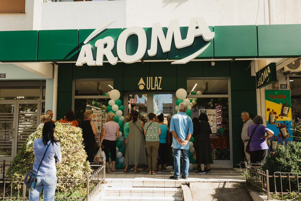 <p>Na površini od oko 500m2 otvorena je nova Aroma, na mjestu dosadašnjeg City marketa, u Bulevaru Pera Ćetkovića 159 na Starom Aerodromu. Dobro poznata lokacija sada donosi novi format prodavnice, savremeniji ambijent, unaprijeđen asortiman i sadržaje prilagođene savremenim potrebama potrošača.</p>
