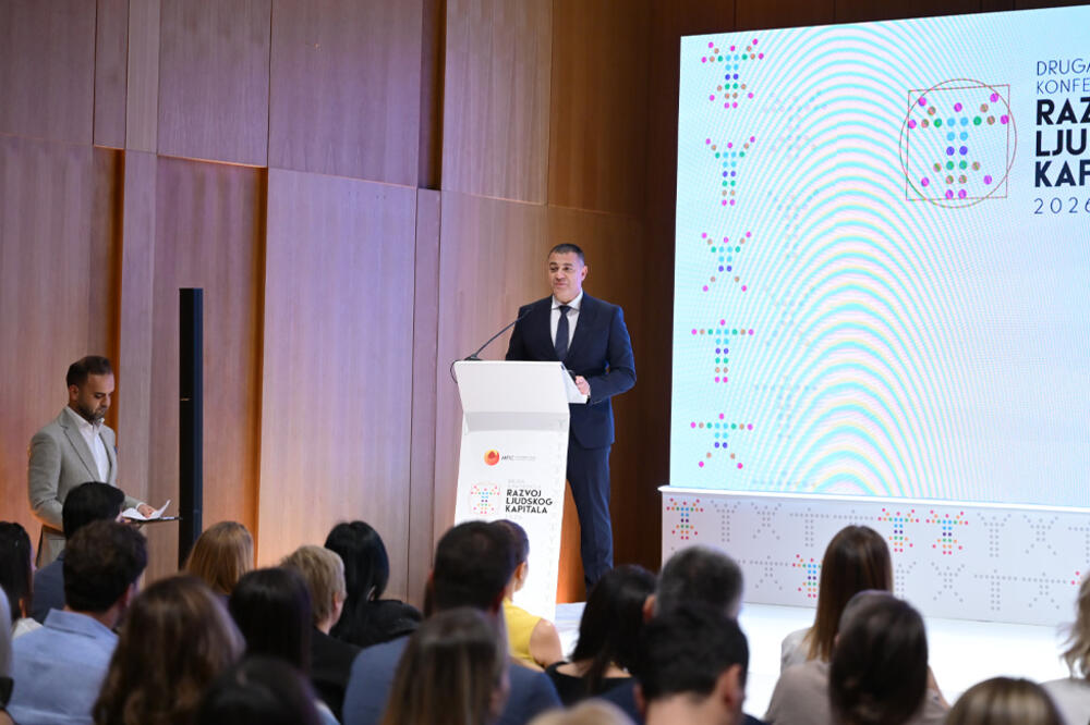 Mitrović govori na konferenciji, Foto: PR Centar