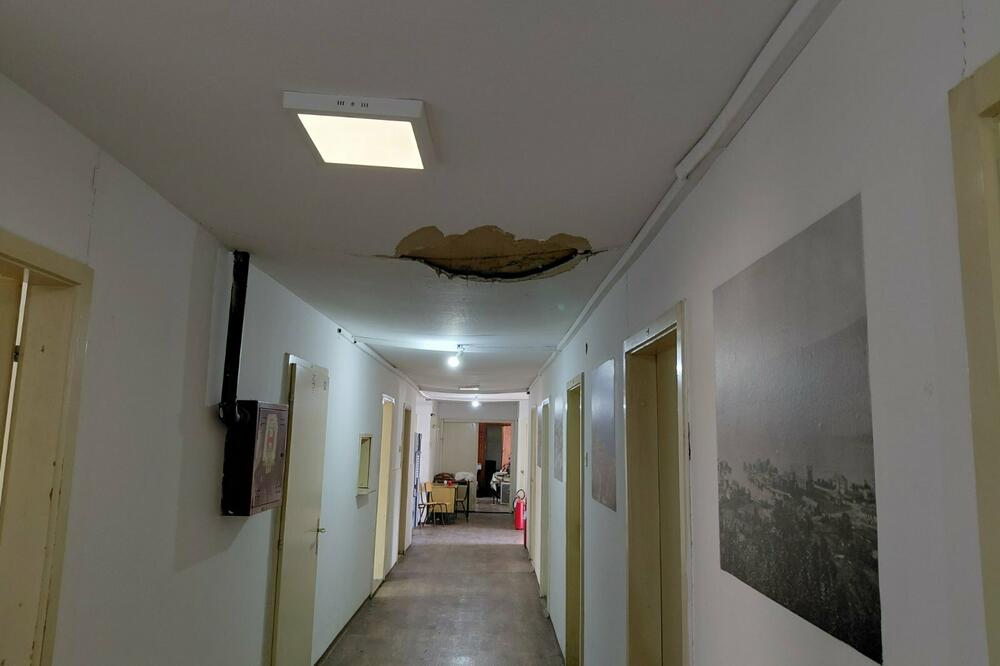 Plafoni puni vlage, postoji opasnost od obrušavanja, Foto: Zaštitnik