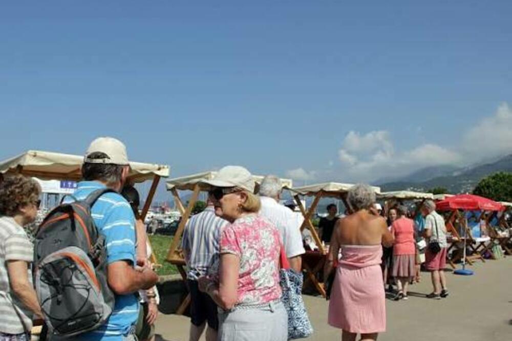 Tezge sa suvenirima u Baru, Foto: Privatna arhiva